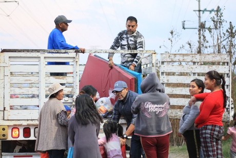 Comerciantes afectados por incendio en Ecatepec, reciben apoyo