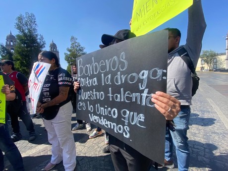 Barberos protestan en Toluca tras clausuras por Operativo Atarraya