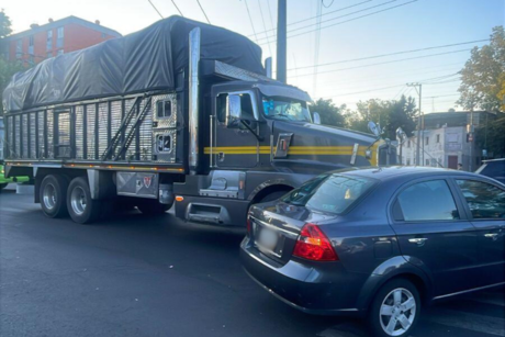 Conductor de camión se pasa el alto y choca contra auto compacto, no hay heridos