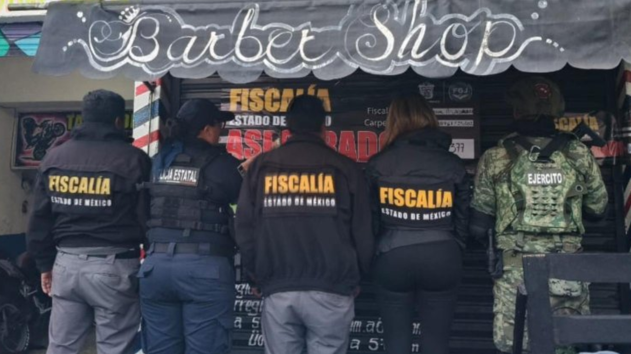 Elementos de la Fiscalía General de Justicia del Edomex junto con policías estatales y soldados del Ejército mexicano durante el operativo Atarraya en barberías de la entidad. Foto: X (@FiscaliaEdomex).