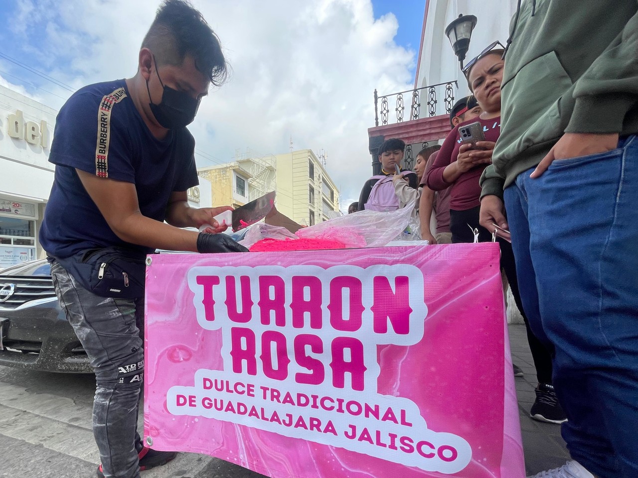 Turrón Rosa, desde Guadalajara, Jalisco llega a las calles de Tampico. Foto Axel Hassel