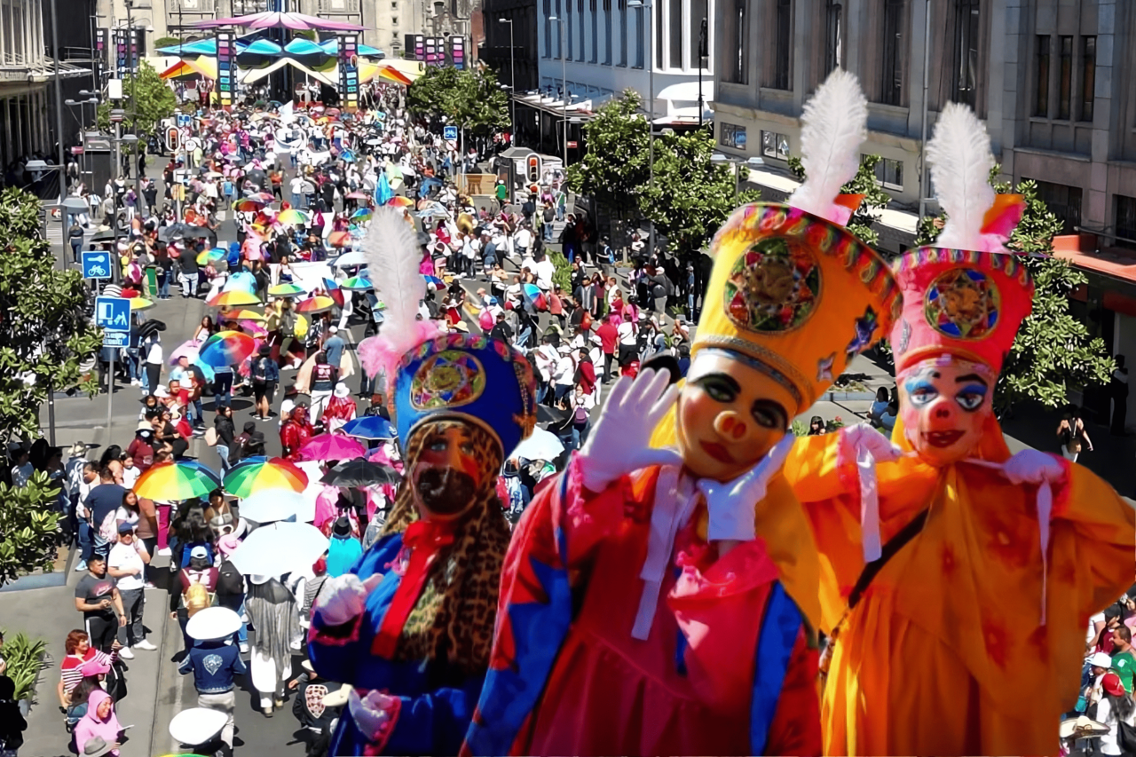 Carnaval yendo hacia el Zócalo de CDMX.    Foto: X (@DanielaCordAre) y X (@reportediariopv), editada en Canva.