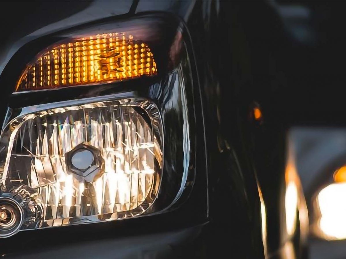 Mula a coches con faros fundidos. Foto: Freepik