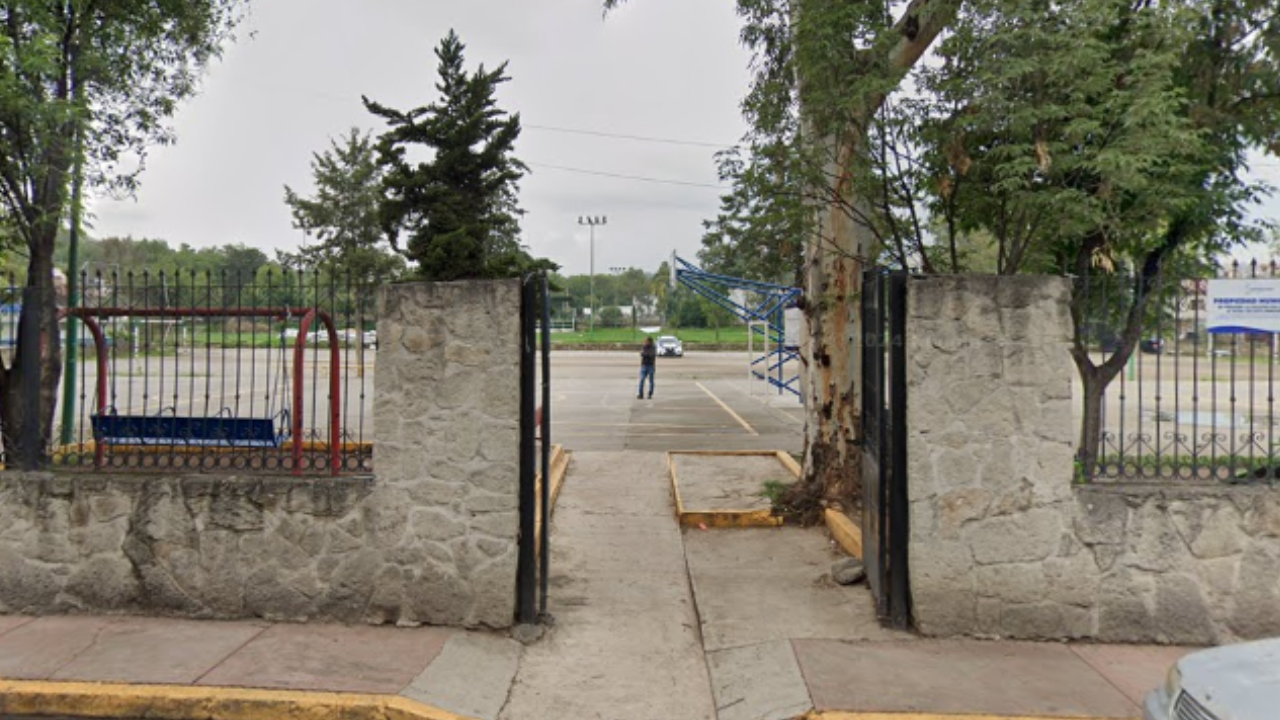 Vecinos de la colonia Santa Cruz Acatlán denunciaron que dentro del deportivo se consumen drogas, alcohol y se registran riñas constantemente. Foto: Google Maps.