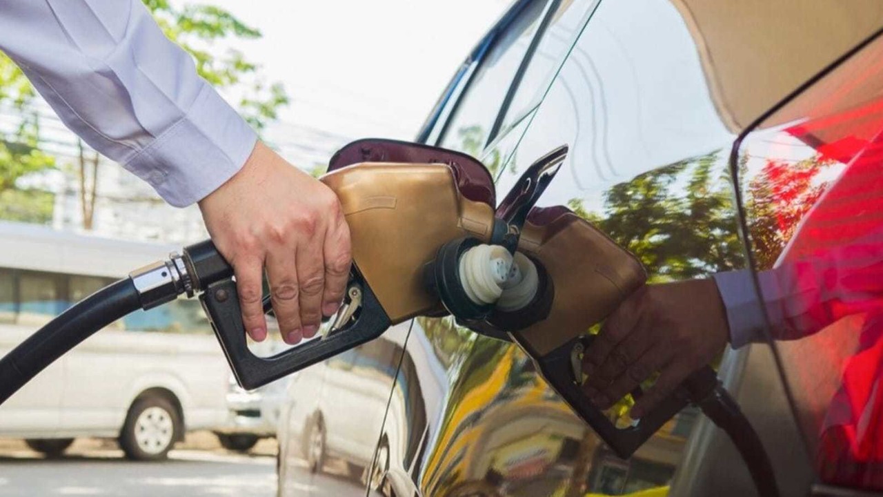 Mano despachando gasolina. Foto: Freepik.