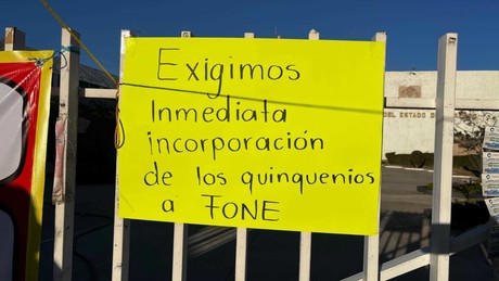 Montan plantón en la Secretaría de Educación de Durango; esto exigen