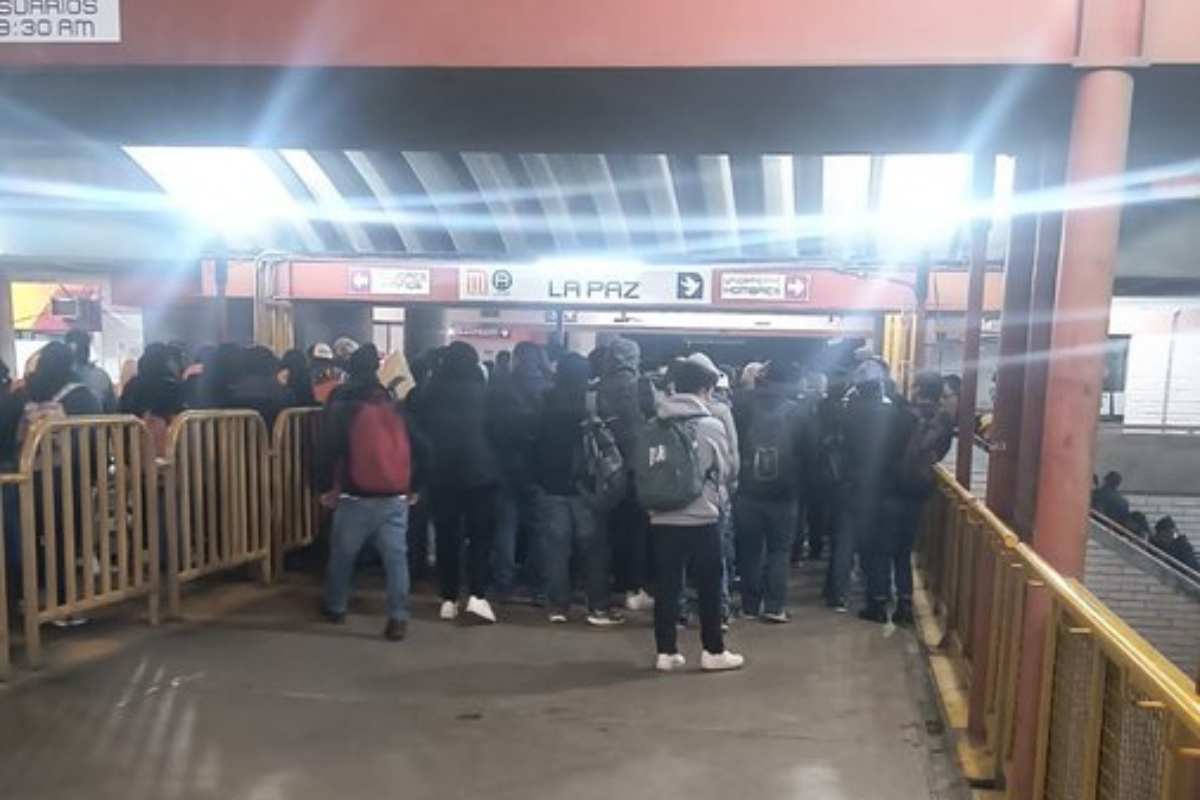 Personas esperando entrar a la estación La Paz de la Línea A.    Foto: X(@chavez73742)