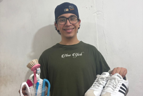 Joven emprende lavado de tenis para apoyar en el pago de sus estudios