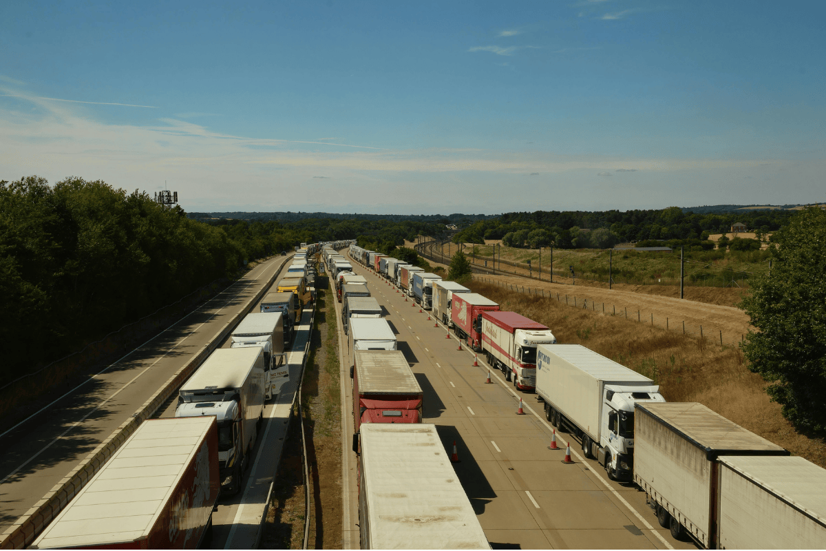 Una actualización en el sistema aduanero ha generado demoras significativas en los principales puentes fronterizos de Tamaulipas, afectando el flujo comercial entre México y Estados Unidos. Foto: CANVA