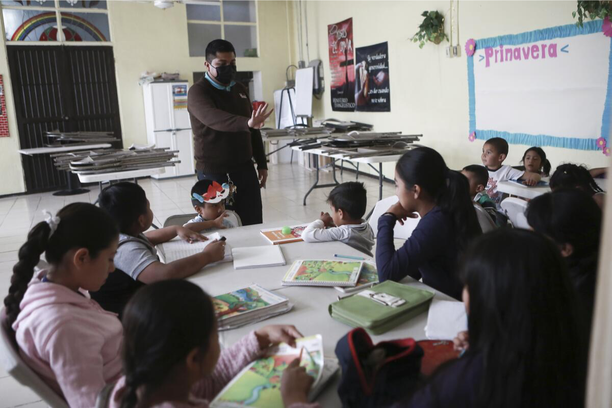 Las hijas e hijos de migrantes mexicanos o extranjeros, deportados desde Estados Unidos, recibirán educación en las escuelas de Tamaulipas. Foto: Carlos García