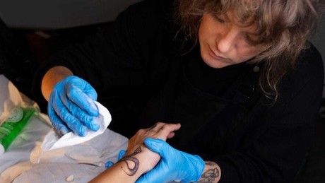 ¿Te harás un tatuaje? Estos son los cuidados posteriores para no tener problemas de salud