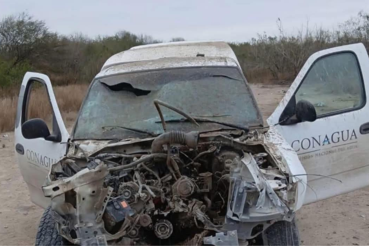 Camioneta de CONAGUA dañada por explosivos. Foto: redes sociales