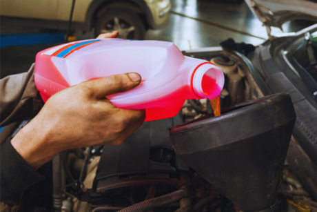 Estos son los pasos para drenar y rellenar el anticongelante de tu auto