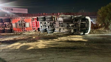 Vuelca tráiler cargado de trigo en Cuautitlán Izcalli