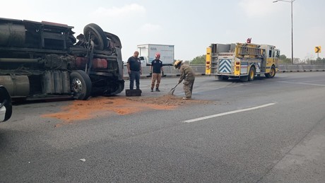 Volcadura de tráiler en Guadalupe deja una persona lesionada