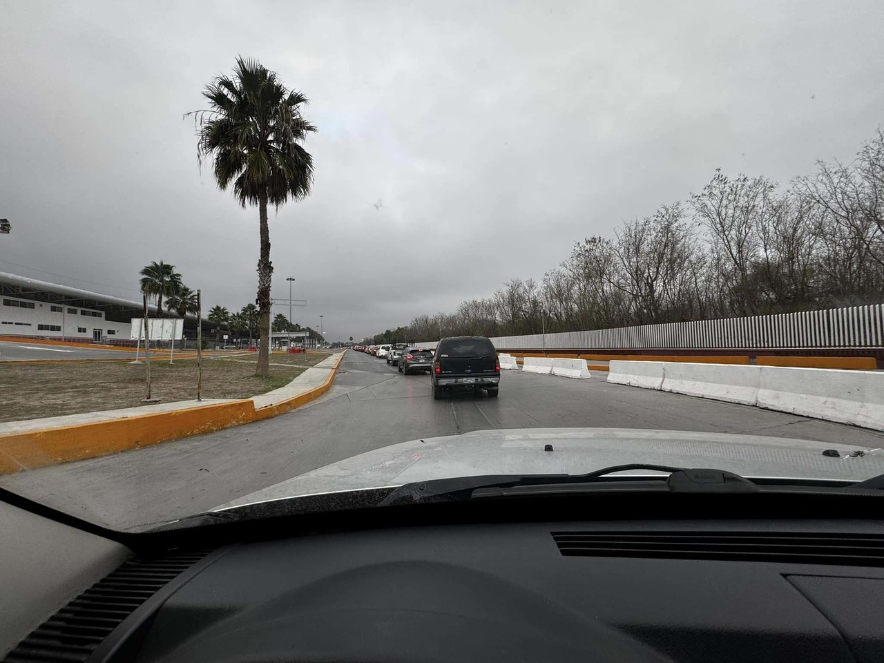 Los tiempos de cruce en los principales puentes internacionales que conectan Tamaulipas con Texas varían esta mañana, con demoras significativas en algunos puntos clave. Foto: Redes sociales