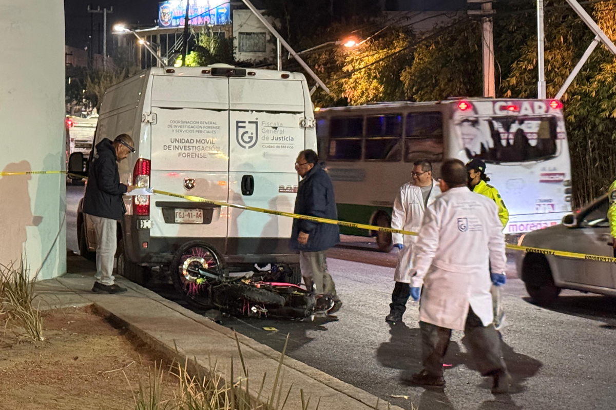 Personal de la FGJ haciendo el levantamiento de la zona donde se accidentaron los motociclistas. Foto: Ramón Ramírez