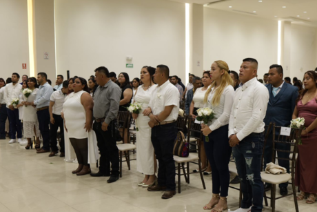 Parejas unen sus vidas en las bodas comunitarias de Salinas Victoria