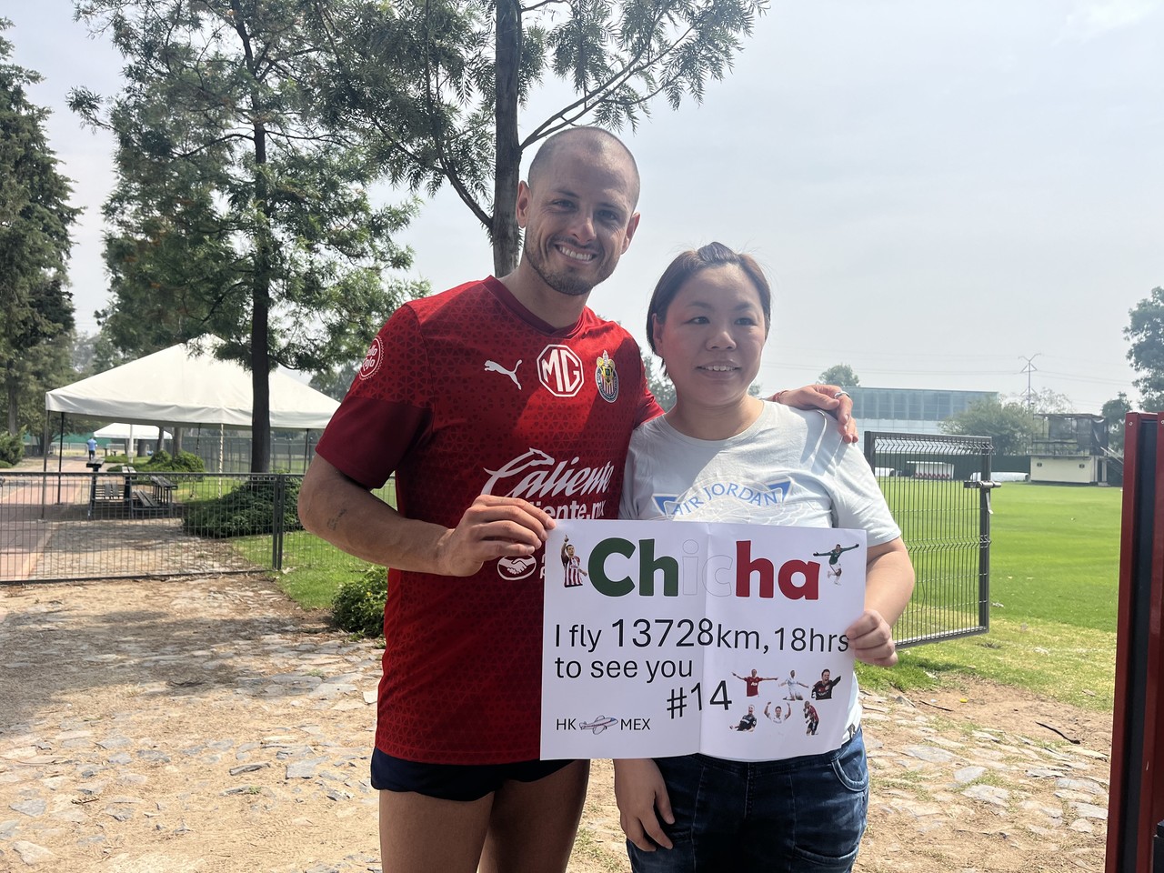 Emotivo encuentro: Chicharito recibe a una fan desde Hong Kong