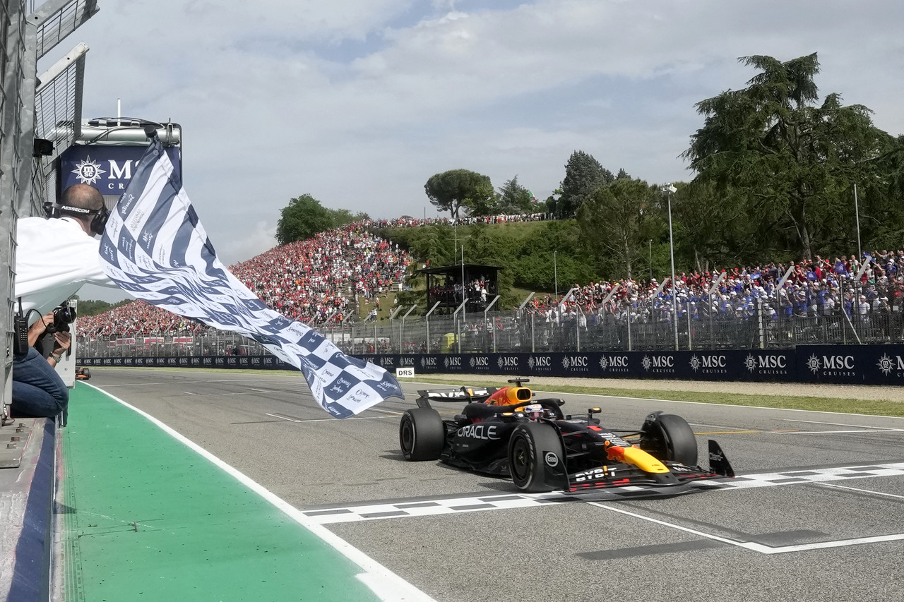 Max Verstappen gana el GP de Emilia-Romaña; 'Checo' terminó en octavo