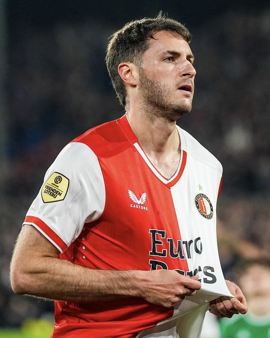 Feyenoord golea con doblete de Santiago Giménez