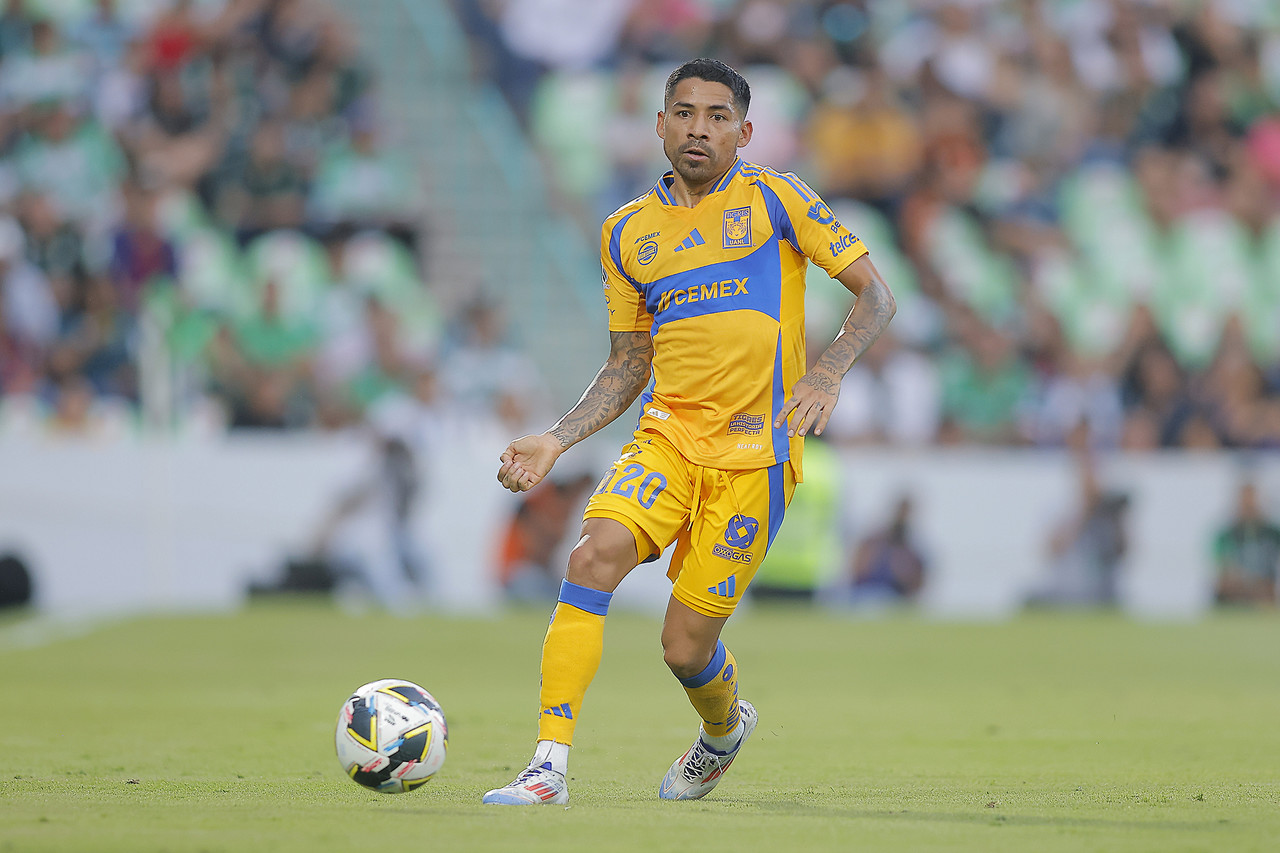 Tigres renuevan a Javier Aquino