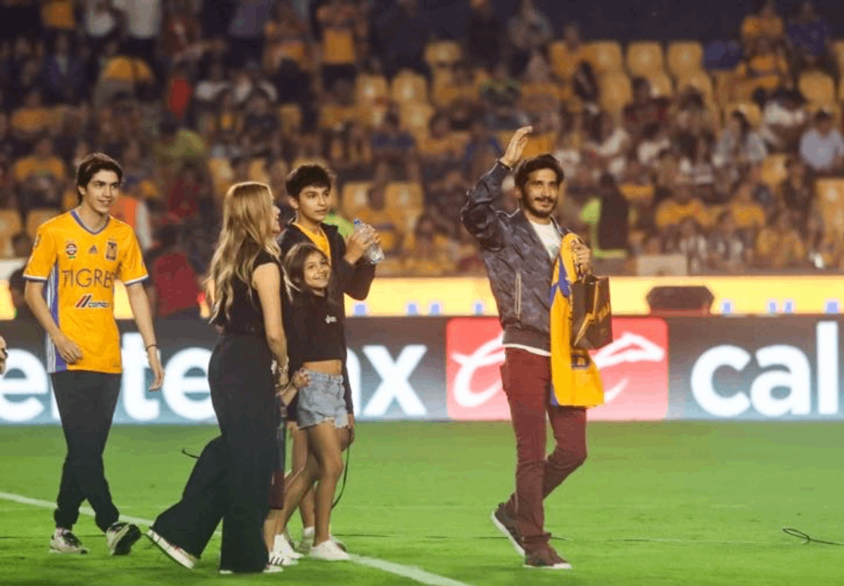 Damián Álvarez homenajeado en el Tigres vs Pachuca