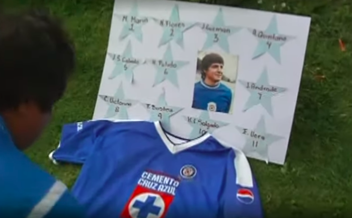 Aficionado de Cruz Azul recuerda a Fernando Bustos. FOTO: Tomada de video TUDN 