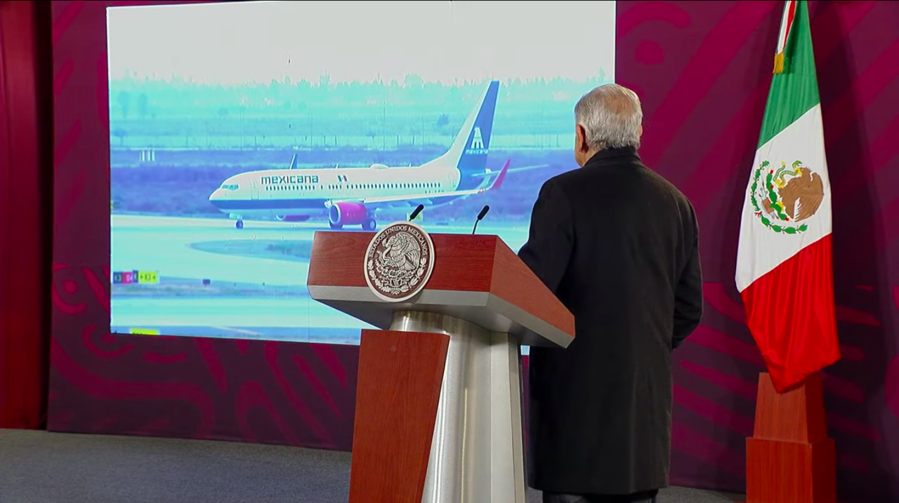 AMLO en conferencia de prensa del 26 de diciembre, presenciando el vuelo de reinauguración de Mexicana de Aviación. Fuente: YouTube