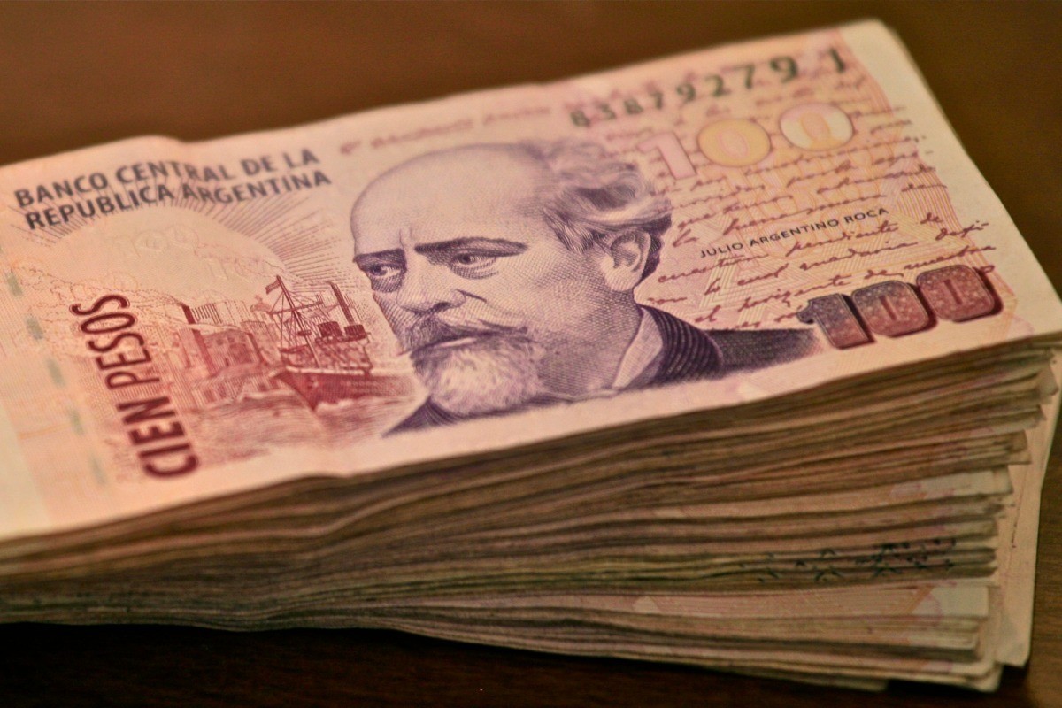 El peso argentino se devaluó un 50% en su cotización ante el dólar estadounidense, lo que disparó los precios en la nación albiceleste. Foto: Flickr