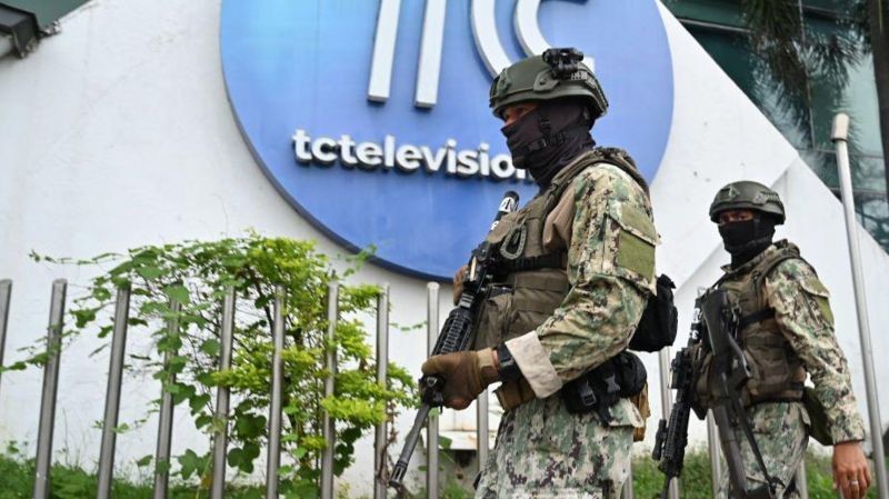 Militares de Ecuador a las afueras de TC televisión luego de la presencia del grupo armado efectuó un secuestro durante una transmisión en vivo el 9 de enero. Fuente: BBC