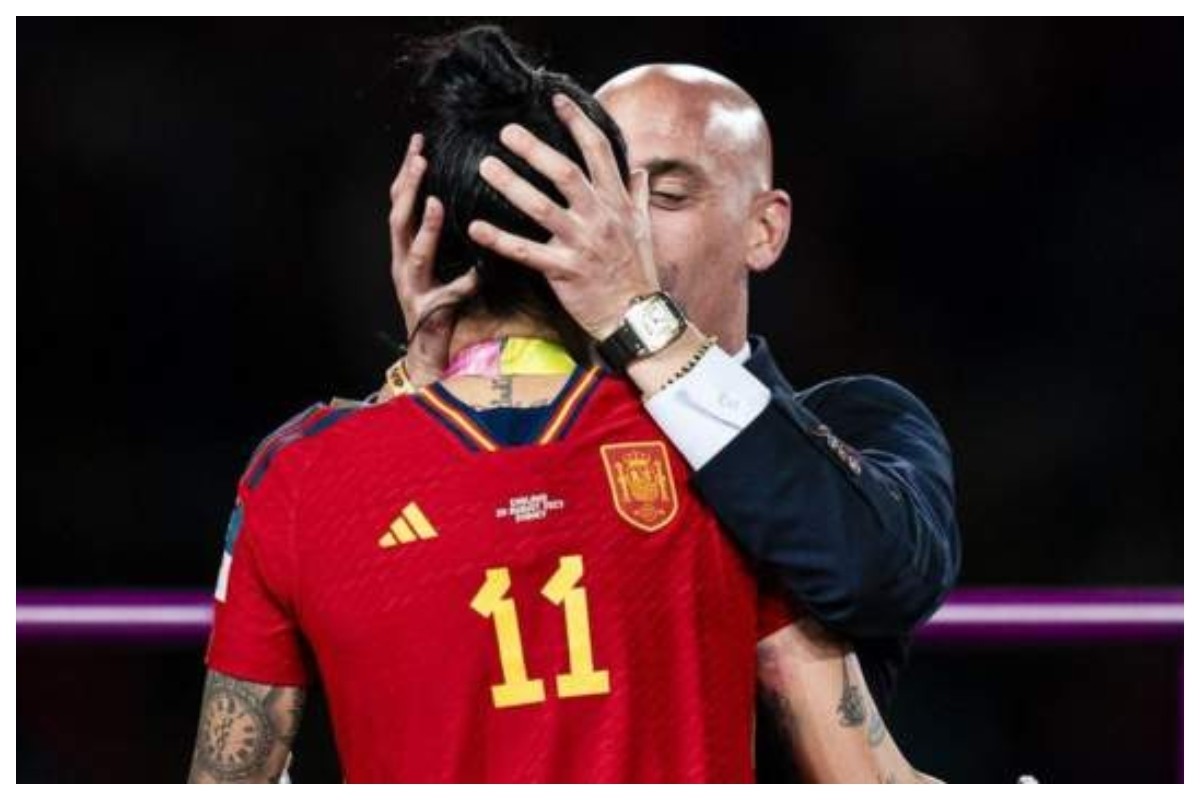 Luis Rubiales besando a Jenni Hermoso tras ganar el mundial femenil Foto: X(Twitter) @Nachoanon