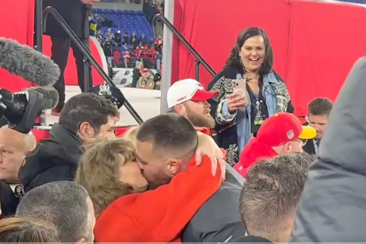 Taylor Swift y Travis Kelce festejan con un beso el triunfo de Kansas Foto: 'X'(Twitter) @unbesoenmadrid