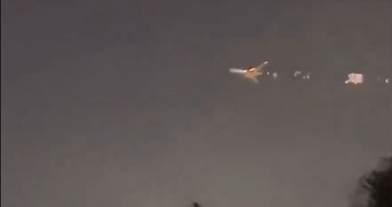 En un video difundido en redes, se aprecia que del avión salía fuego y humo mientras intentaba aterrizar. Fuente: X (antes Twitter)/@UHN_Plus