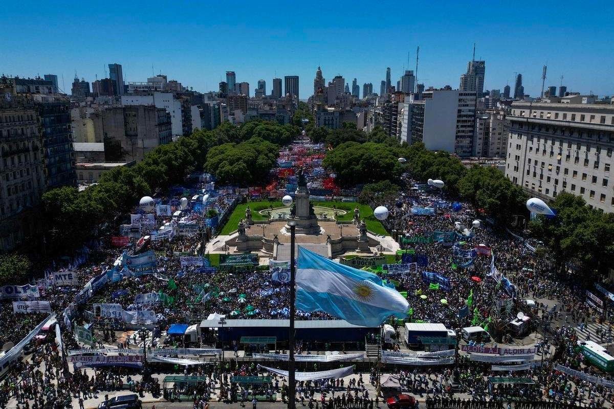 Los trabajadores y los opositores a las medidas de milei tomaron las calles de Buenos Aires. Foto: X / @Comando_Activo1