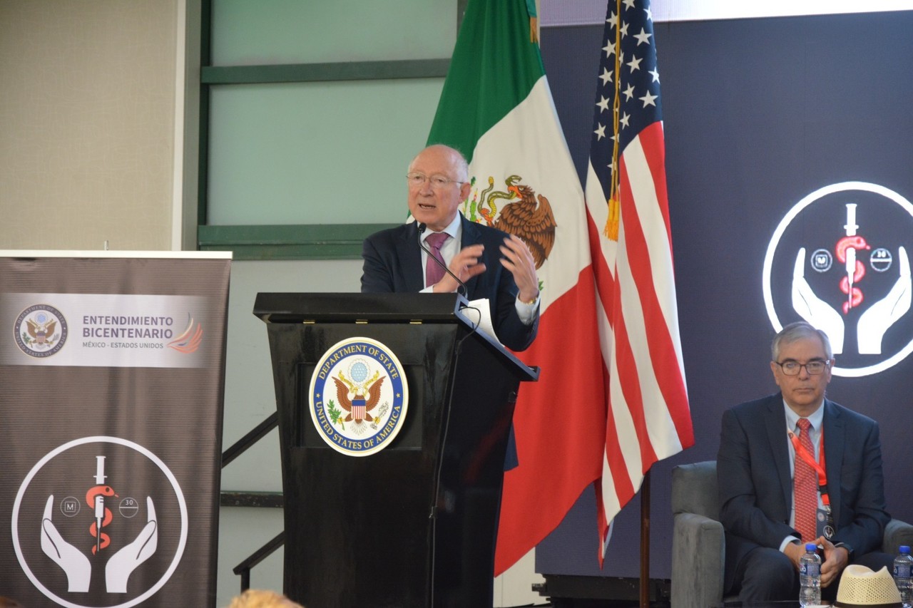 Ken Salazar, embajador de EEUU en México, durante la Primera Conferencia sobre el Consumo de Drogas Sintéticas en México. Fuente: X (antes Twitter)/@USAmbMex
