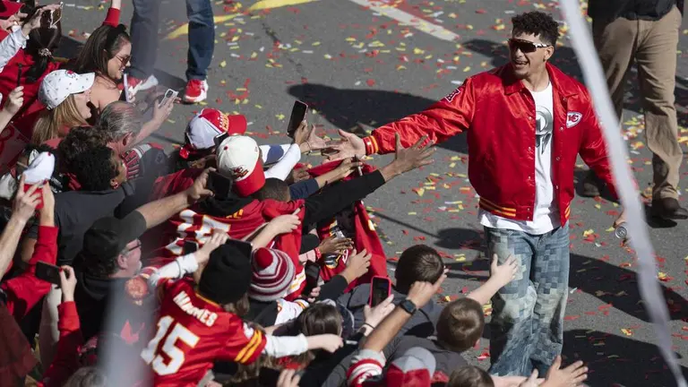 Mahomes, cerca de los fans | Fuente: X