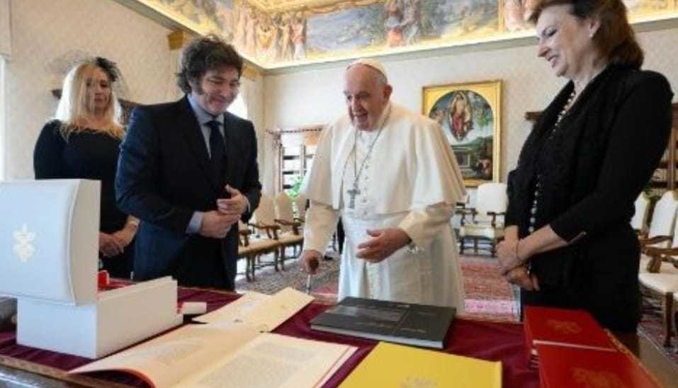 El Papa Francisco recibió al presidente argentino, Javier Milei, en medio de fuertes rumores de una posible visita del Pontífice al país sudamericano, su tierra natal. (FOTO: Vatican News)