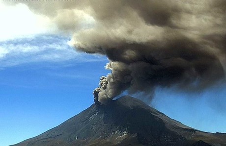 Popocatépetl: suspenden algunos vuelos en el AICM por la actividad volcánica