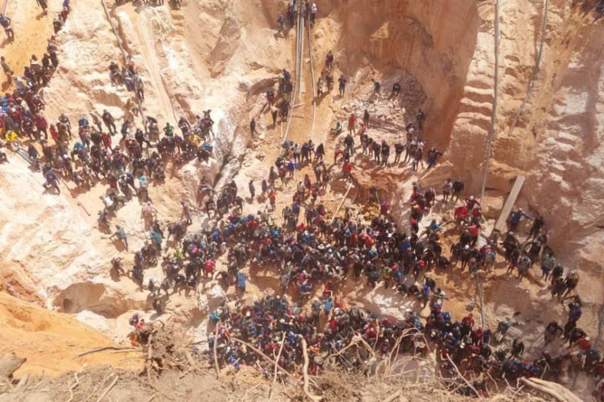 La mina colapsó y quedaron atrapadas alrededor de 100 personas Foto: 'X'(Twitter)
