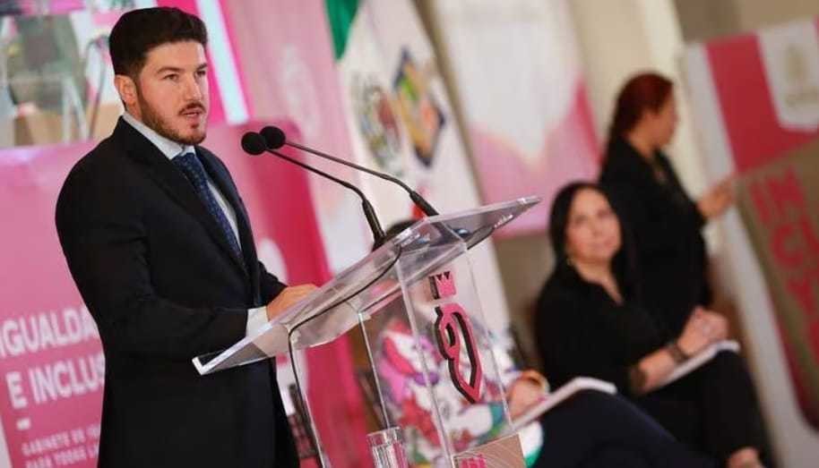 El gobernador de Nuevo León, Samuel García, ofreció una disculpa pública a Jennifer Aguayo y Nadia Garza Rodríguez, quienes fueron víctimas de tortura por parte de policías en abril de 2022. (FOTO: especial)