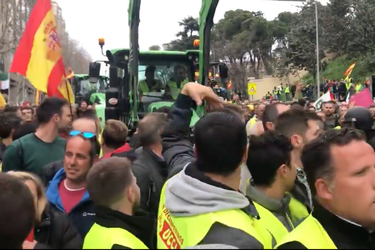 Las protestas provocaron un caos vial en la capital española, con miles de personas y cientos de tractores movilizados para la marcha. Fuente: X (antes Twitter)/@_baquio__