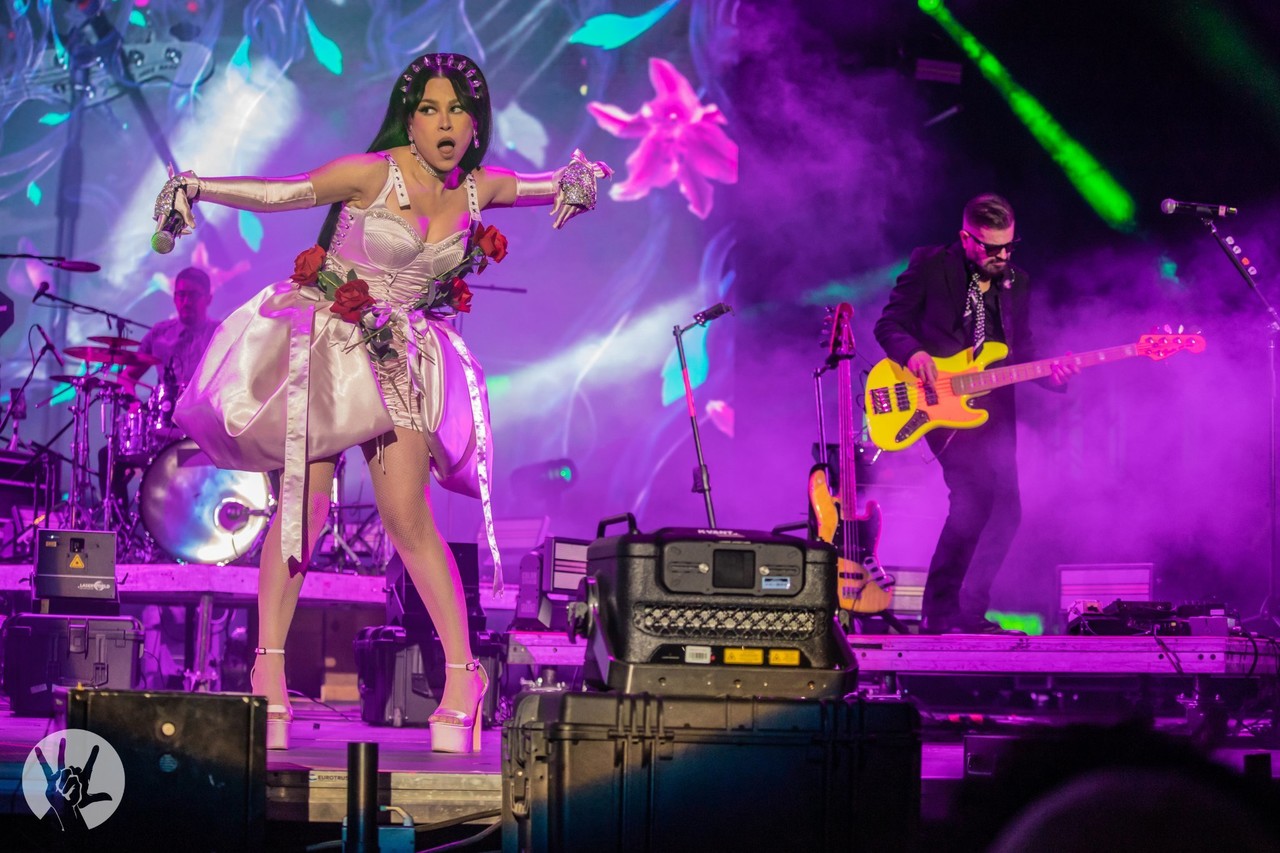 Denisse Guerrero emocionó a sus fanáticos con la canción Rosa Pastel y un recorrido musical por sus éxitos Foto: X @vivelatino