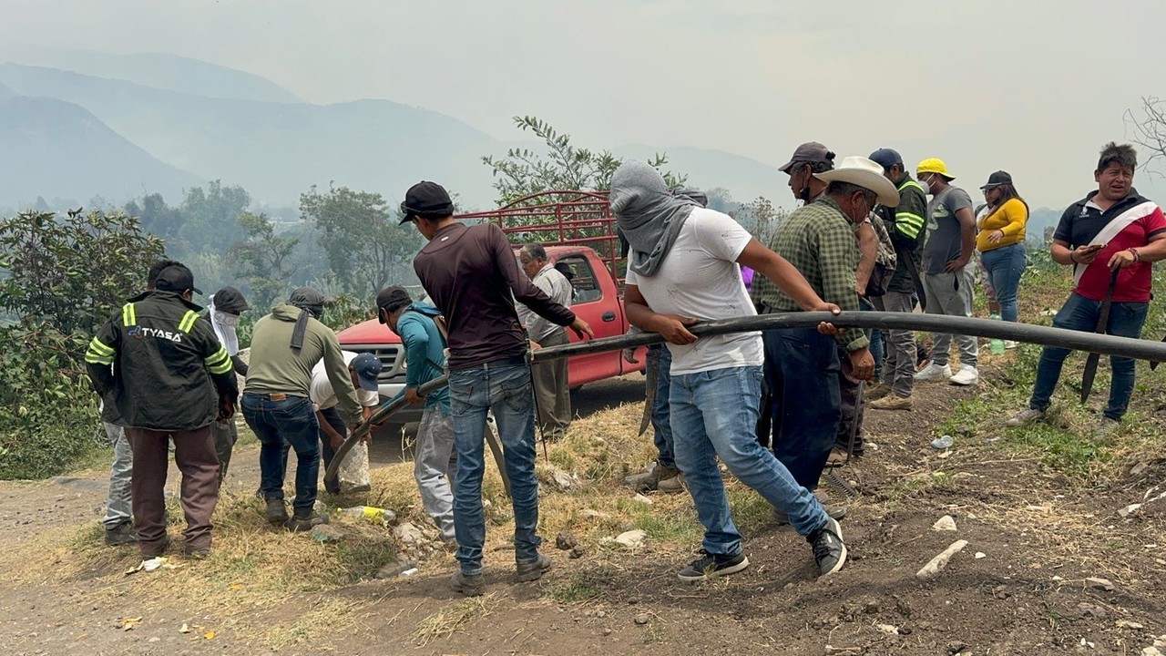 Voluntarios haciendo labores para sofocar los incendios que se presentan en Altas Montañas. Foto: Especial