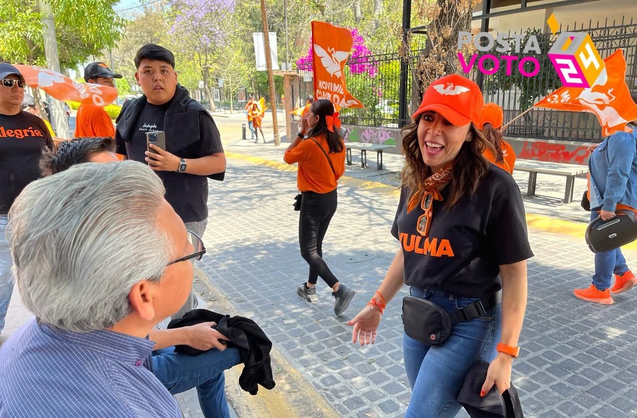 La candidata a la gubernatura de Guanajuato por Movimiento Ciudadano, Yulma Rocha saluda a ciudadanos en campaña. Foto: Salvador Pacheco