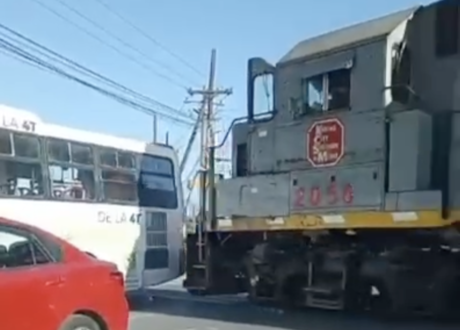 Tren arrastra a camión urbano en Santa Catarina, Nuevo León; hay 8 heridos