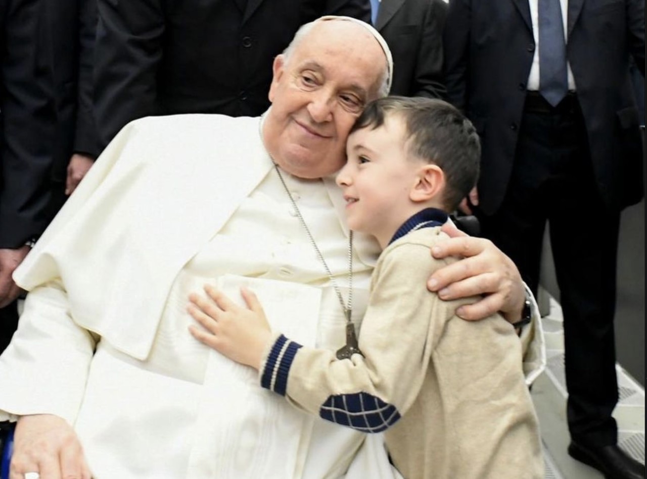 Papa Francisco abraza a un niño durante una audiencia. Foto: Instagram/Franciscus