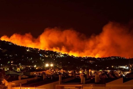 ¡Evacuan en Nogales a 100 familias por voraz incendio! Avanza a la mancha urbana