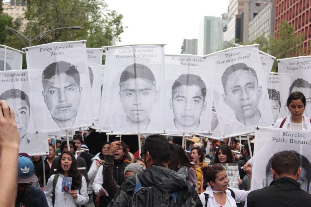Caso Ayotzinapa: normalistas derriban puerta del Centro Federal de Arraigos