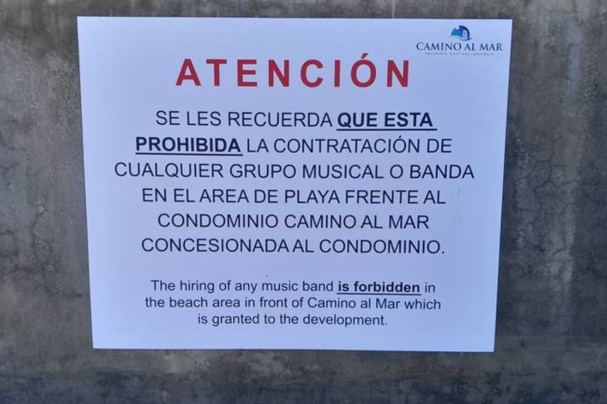 Letrero donde se llama a las personas del condominio Camino del Mar, a no contratar bandas o grupos musicales en la playa. Foto: X (antes Twitter)a los